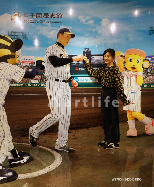 阪神甲子園球場　甲子園歴史館「金本監督グータッチ」