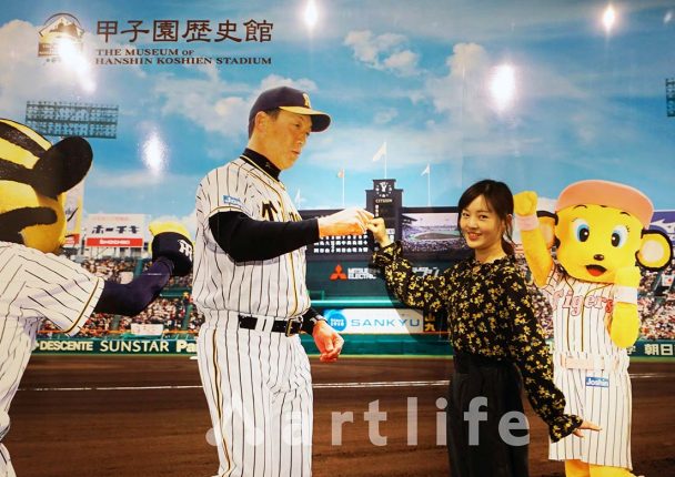 阪神甲子園球場　甲子園歴史館「金本監督グータッチ」